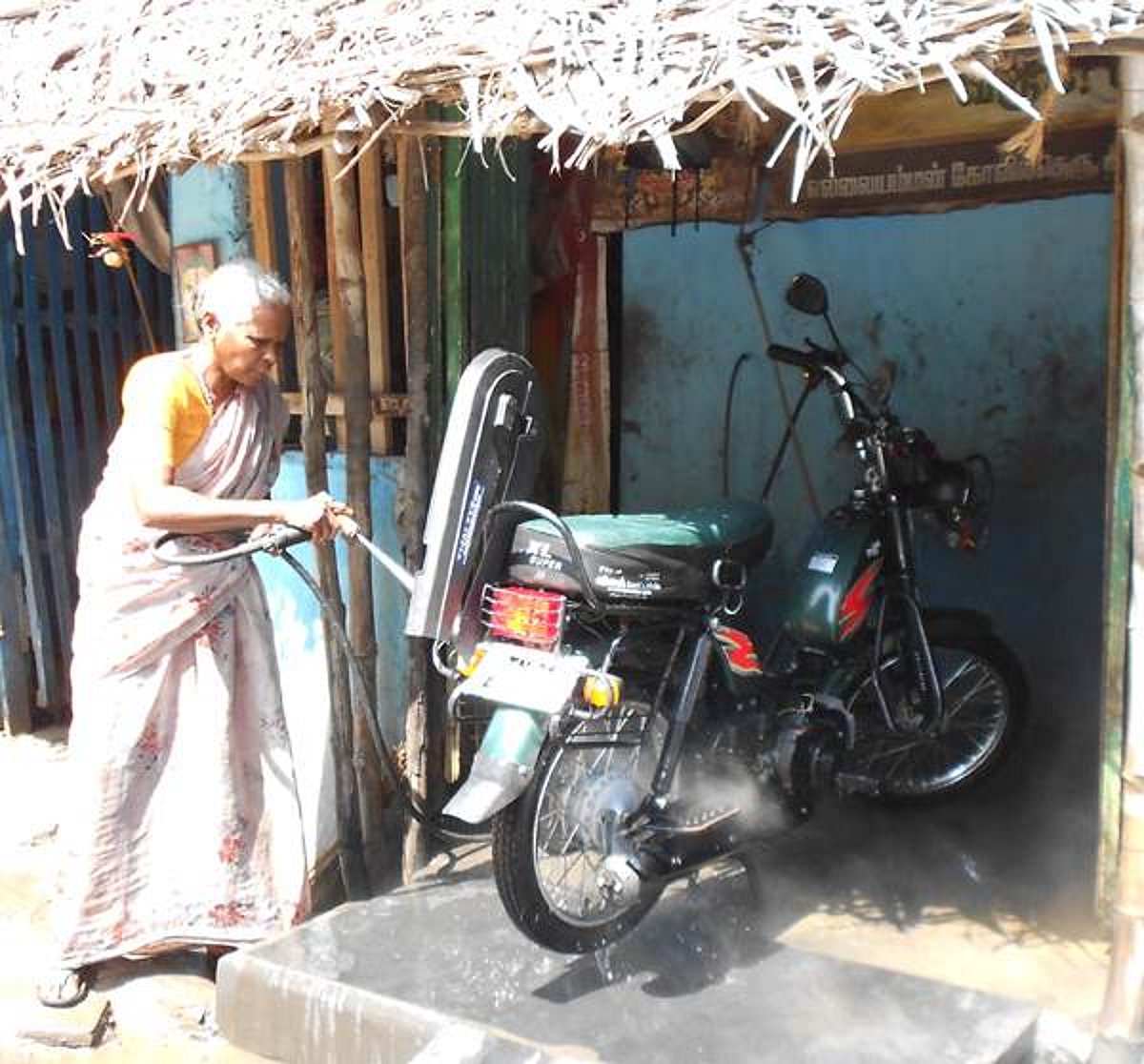 கணவர், மகன்கள் இறந்ததால் தனியாக வாட்டர் சர்வீஸ் கடை நடத்தும் மூதாட்டி!